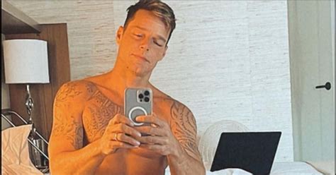 Ricky Martin publica fotos tomando sol completamente desnudo.